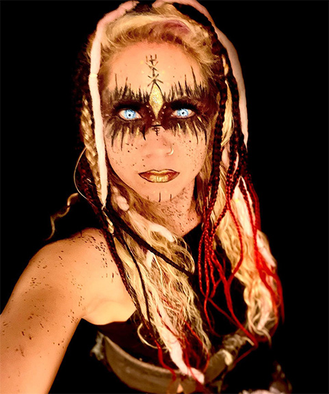 Selbstbildnis Romy Neumann geschminkt als exotische Kriegerin