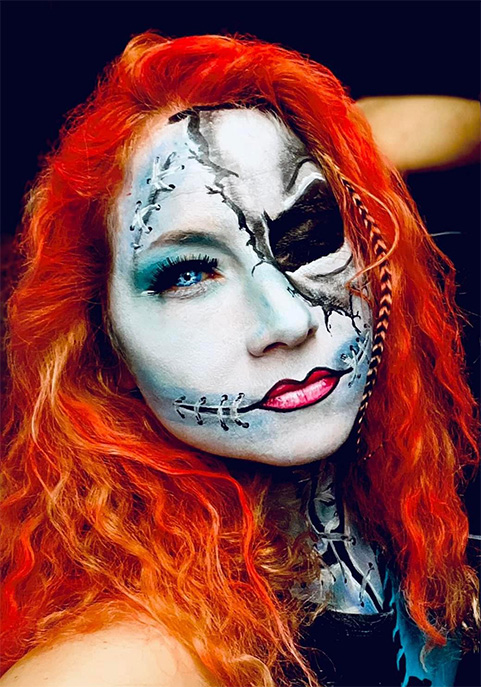 Selbstbildnis Romy Neumann geschminkt weißer Maske