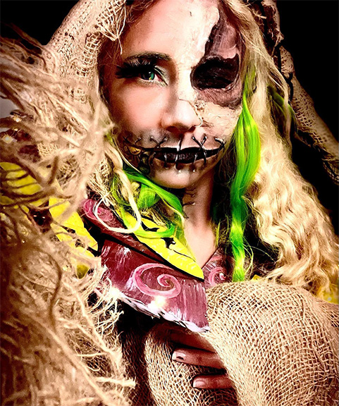 Selbstbildnis Romy Neumann geschminkt mit Juttenelementen