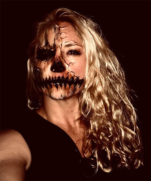 Selbstbildnis Romy Neumann geschminkt mit Zombi Maske